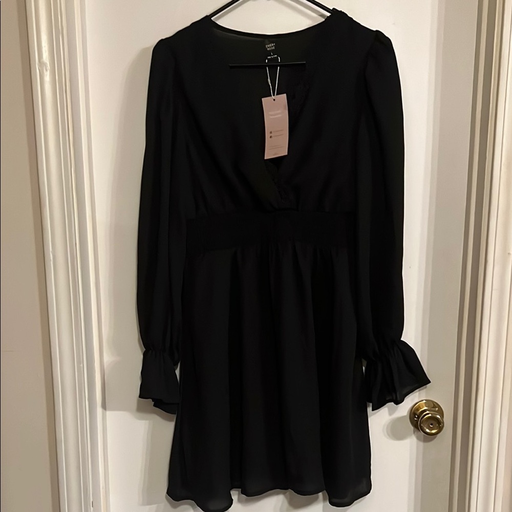 NWT Black Plunge Neck Bishop Sleeve Cocktail dress Fri sale🌺